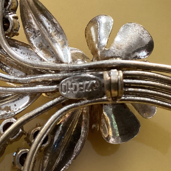 Elegant Silver and Blue Floral Brooch - Picture 6 of 7